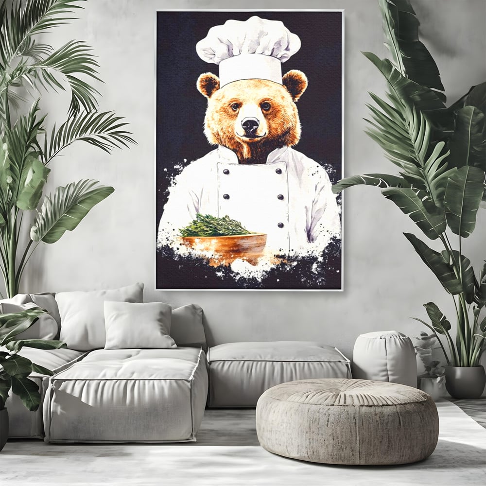 Tablou canvas cu tablou canvas cu urs bucatar, in rama de aluminiu argintiu, pe perete intr-un living